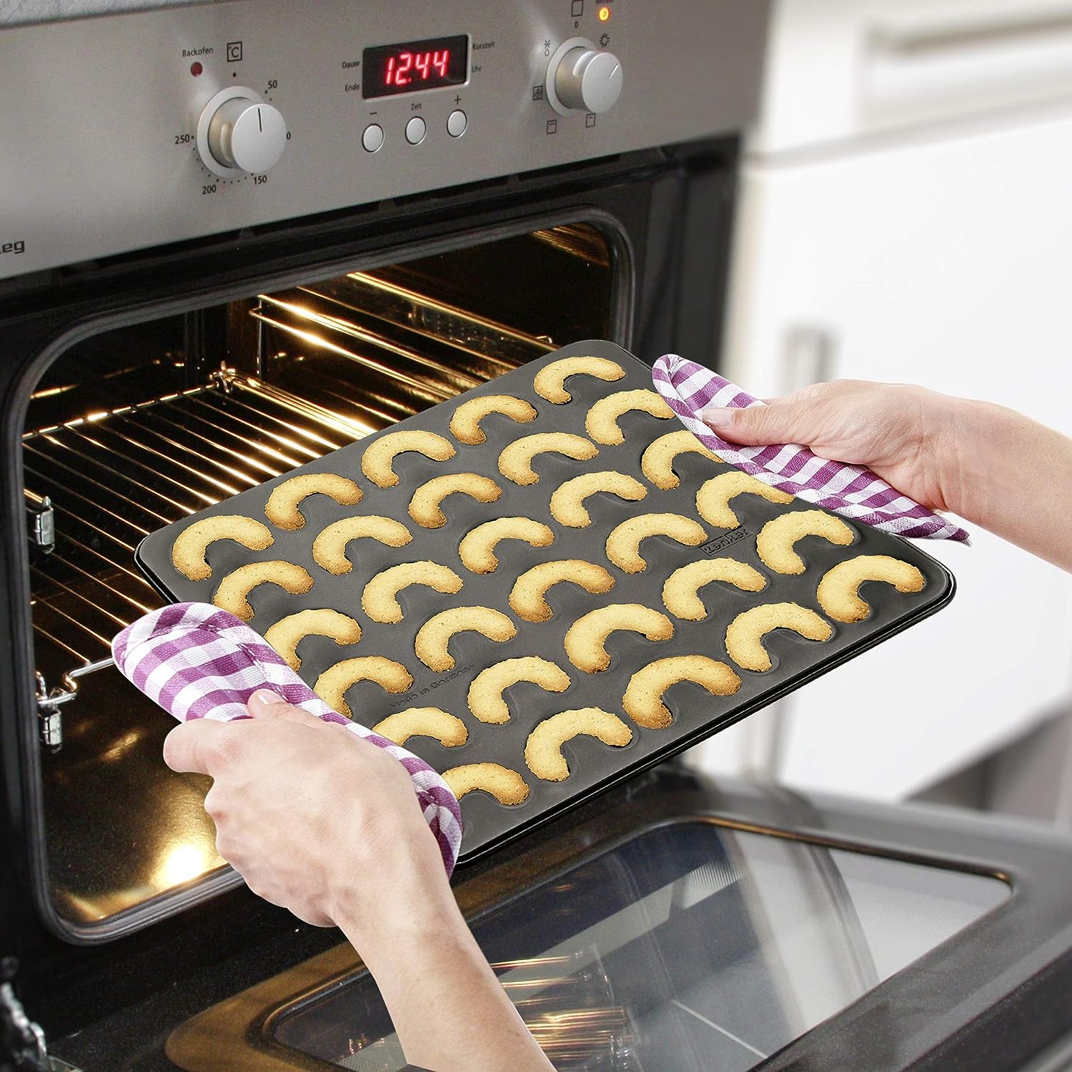 Zenker "Sparkling Christmas" Vanilla Crescent Baking Tray, For 30 Cookies, Black