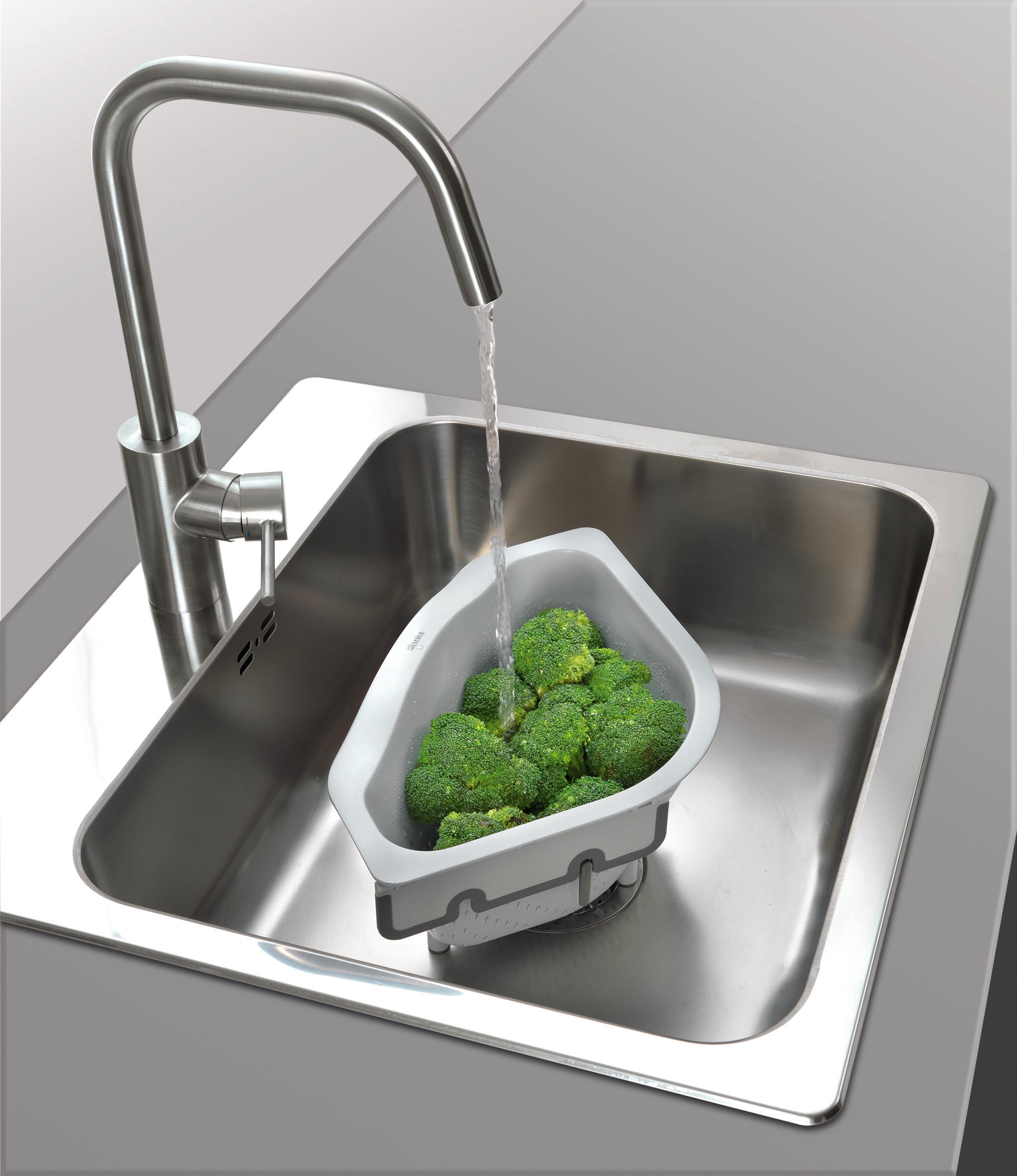 Metaltex Plastic Adjustable Over The Corner Colander, 25X25 Cm