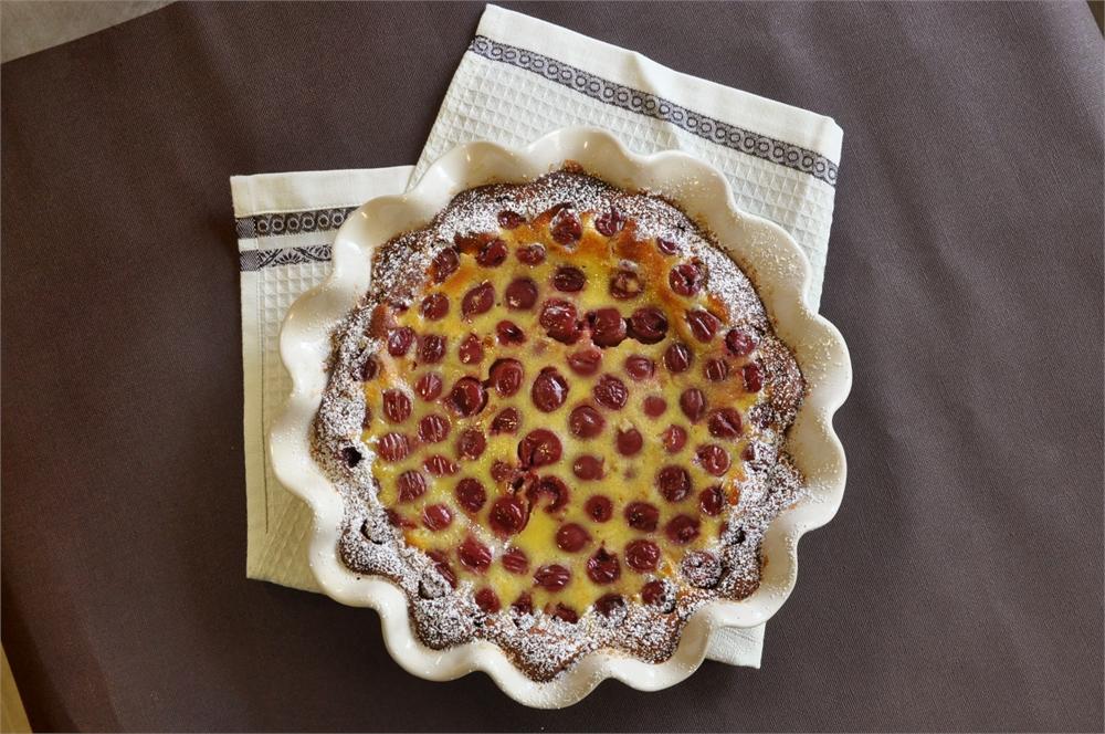 Emile Henry Ruffled Pie Dish - Whole and All