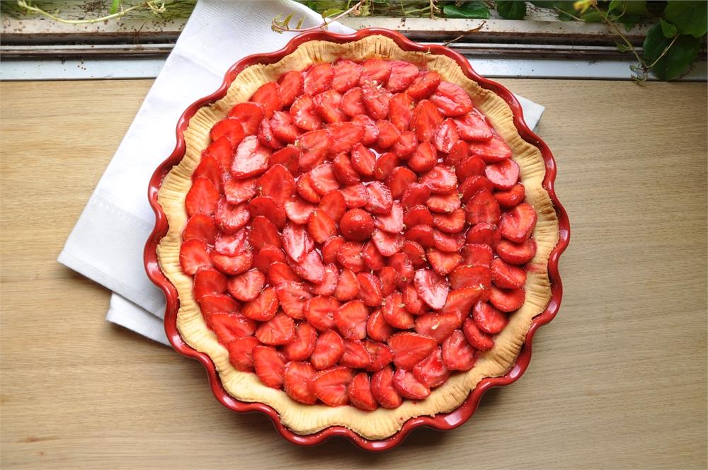 Emile Henry Ruffled Tart Dish - Whole and All
