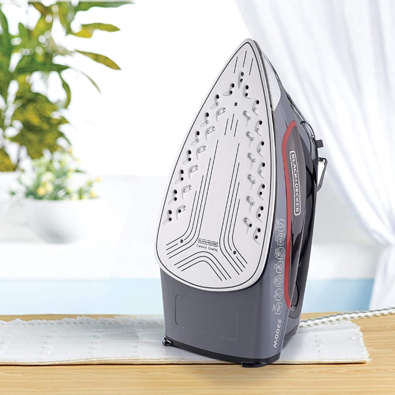 Black+Decker 2200W Steam Iron - Ceramic Soleplate - Whole and All